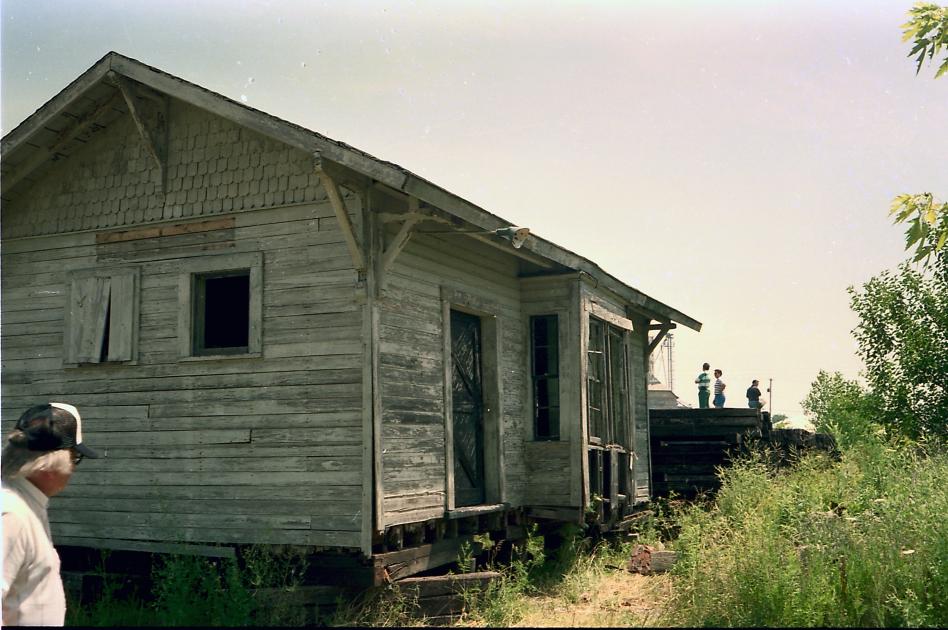 Clover Leaf Depot Donnellson IL Front corner View The Nickel Plate